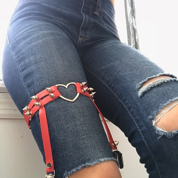 COPY SEXY RED HEART & RIVETS GARTER - Picture 3 of 7